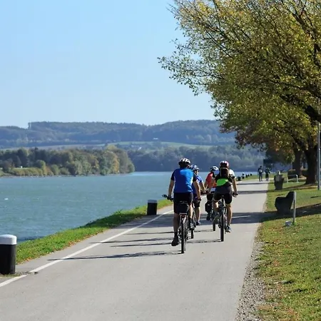 Travel & Bike An Der Donau - Mit Wlan & Bike Garage Appartement *
